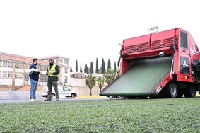 El Área de Deportes ejecuta la sustitución del césped artificial del campo de fútbol de San José