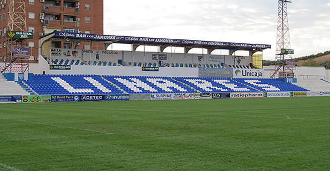 El Ayuntamiento de Linares adjudica la obra de remodelación del Estadio Municipal de Linarejos.