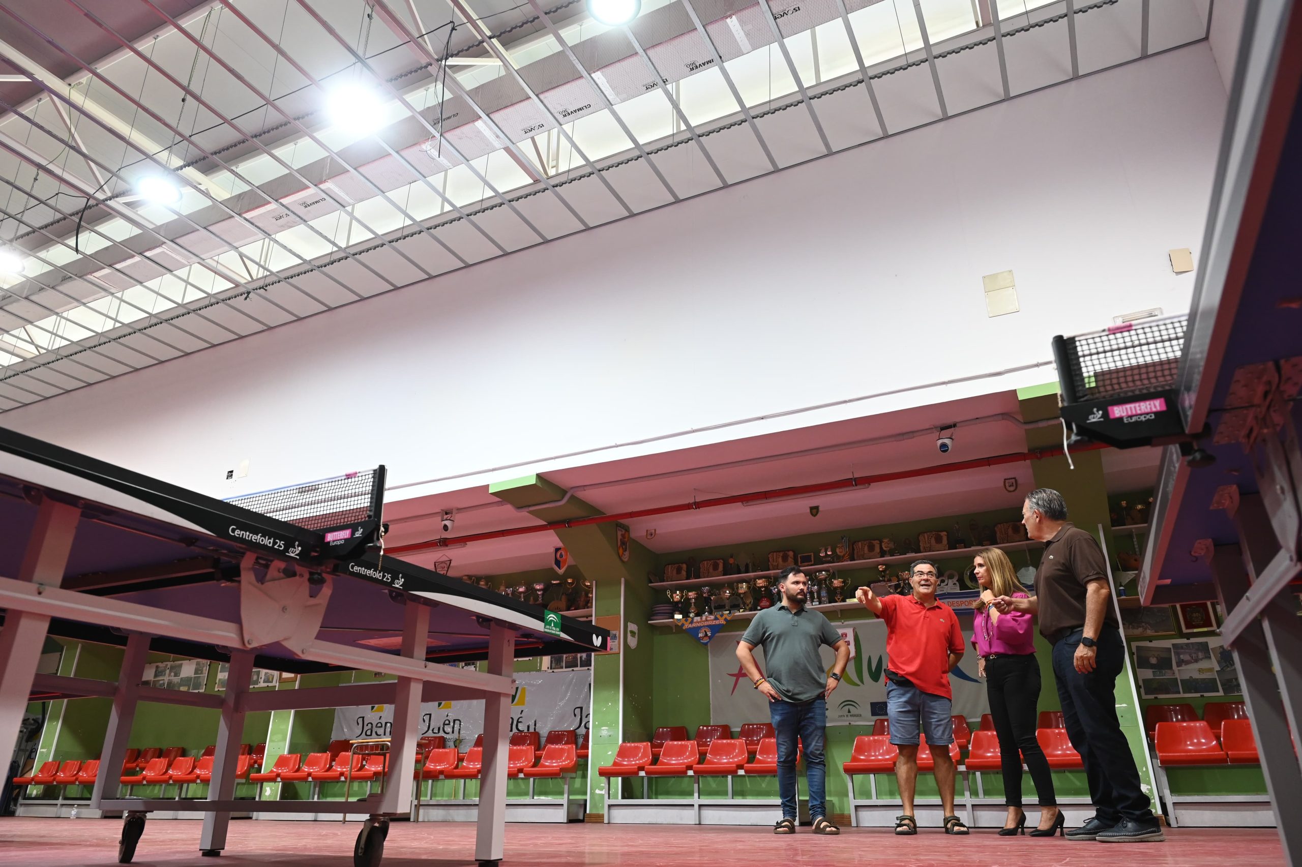 La alcaldesa visita las obras de eficiencia energética del Centro de Tecnificación Deportiva del Real Club Tenis de Mesa de Linares