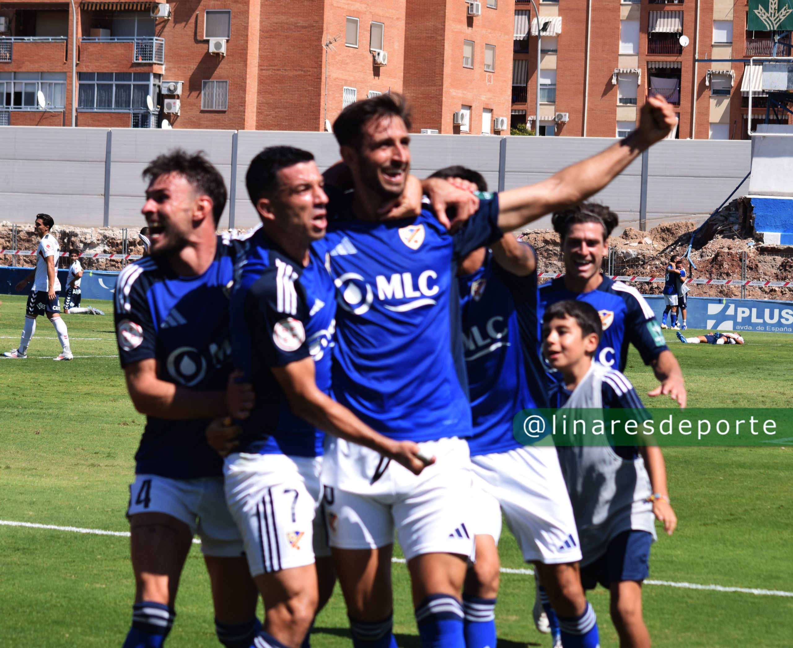 El Linares Deportivo gana en la segunda parte, gracias a la aficion.