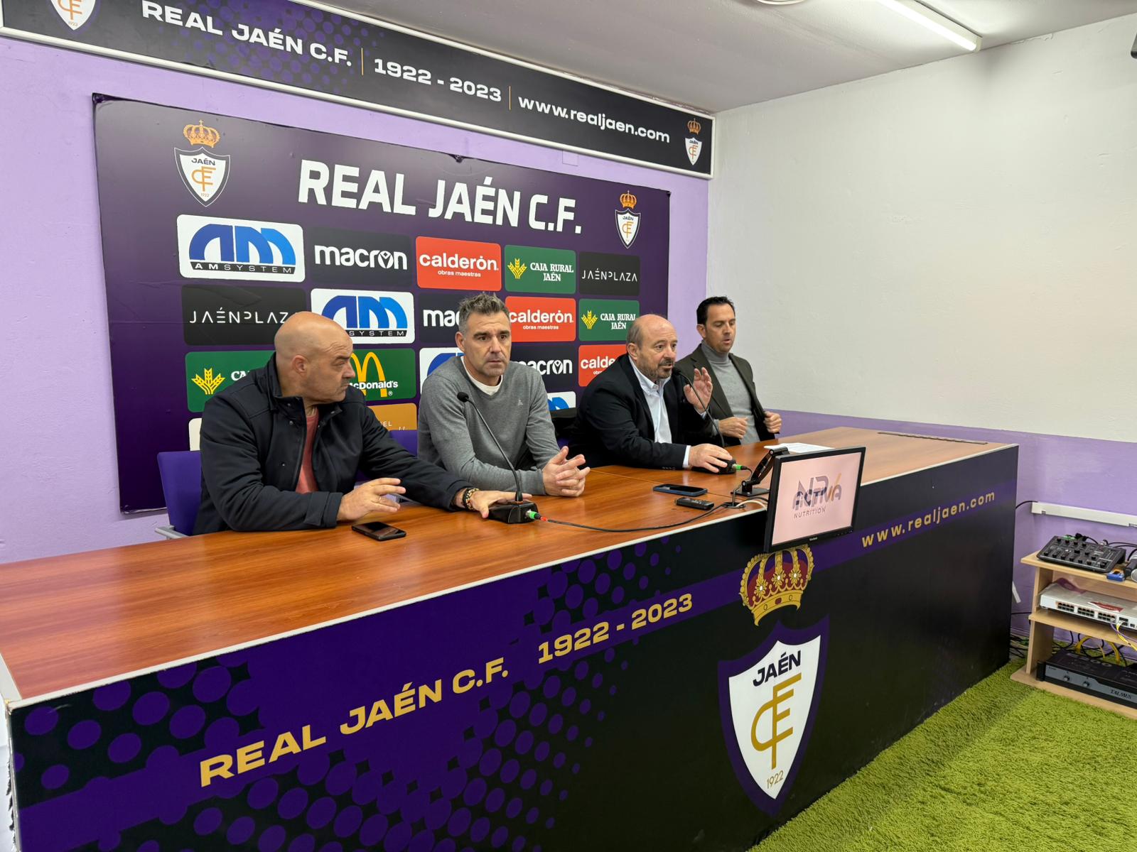 Vaya lio en el Real Jaen con la destitución del entrenador y la dimision del director deportivo