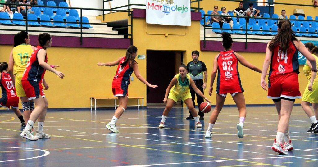 Jugadora del cablinares entrando a canasta