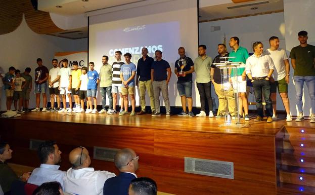 El Linares Deportivo se viste de gala en una cita solidaria y emocionante
