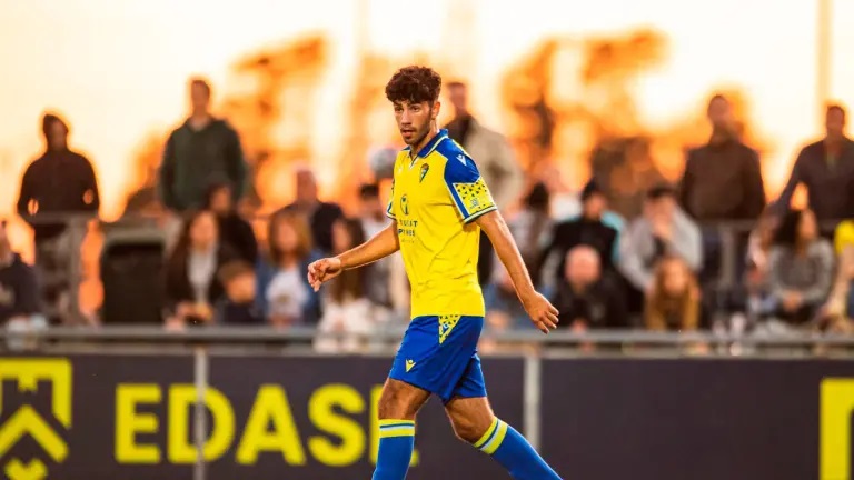 Antonio Caracuel, joven pivote defensivo linarense, ficha por el Real Jaén para las próximas dos temporadas