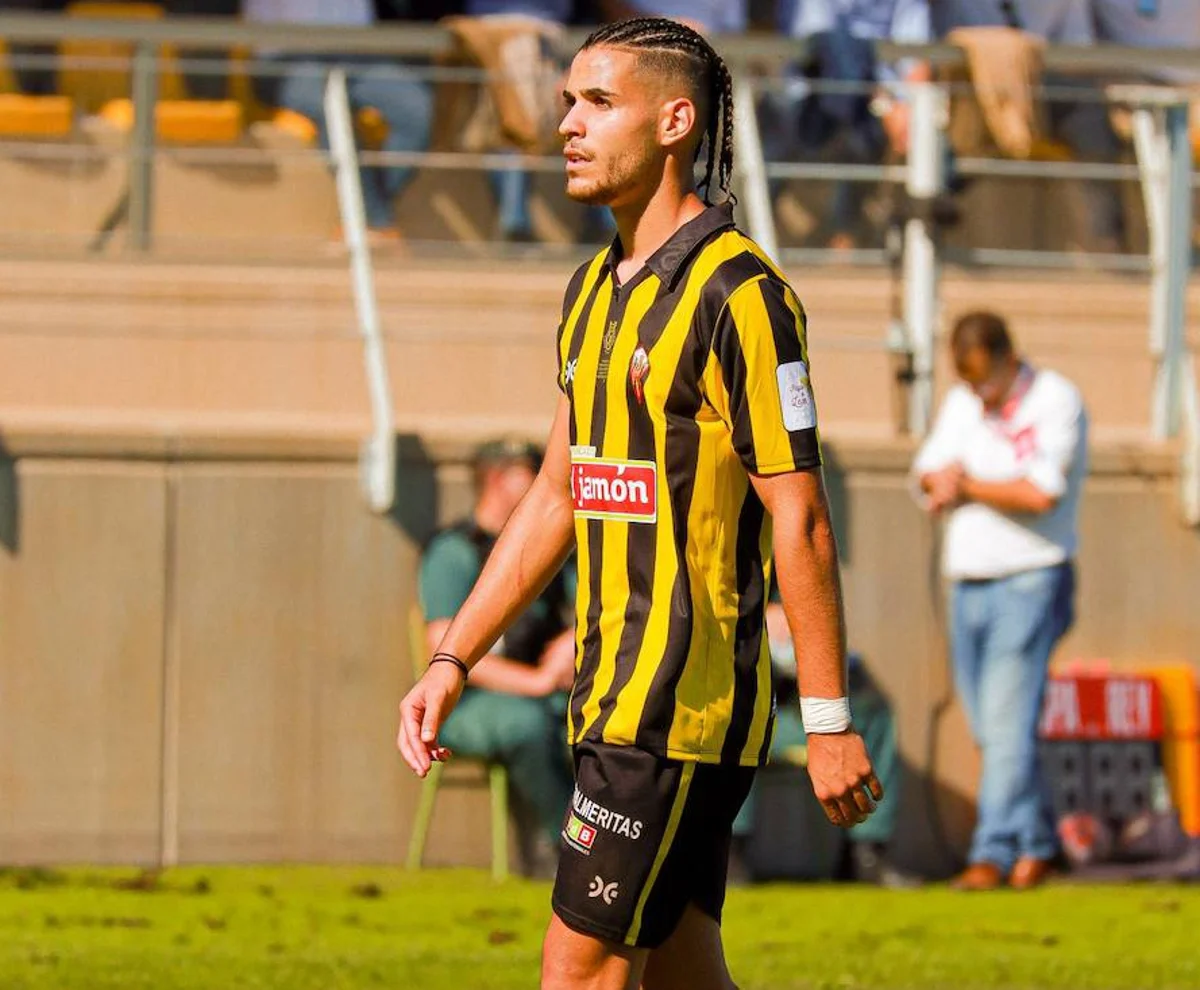 ¡Nuevo Refuerzo Azulillo! Carlos Beckem Llega al Linares Deportivo para Fortalecer la Defensa