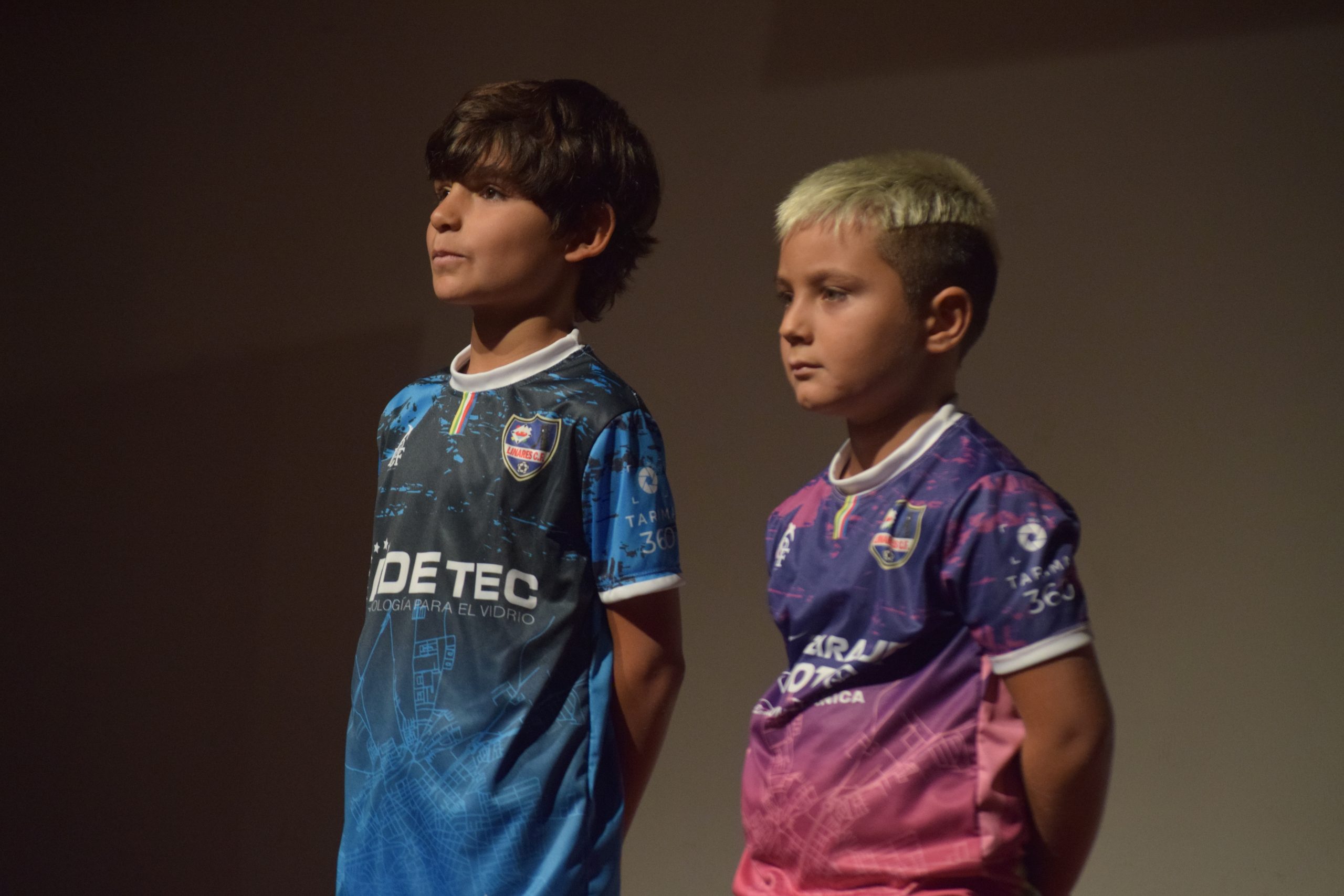 Linares CF Desvela sus Nuevas Equipaciones en un Evento Histórico y Emotivo