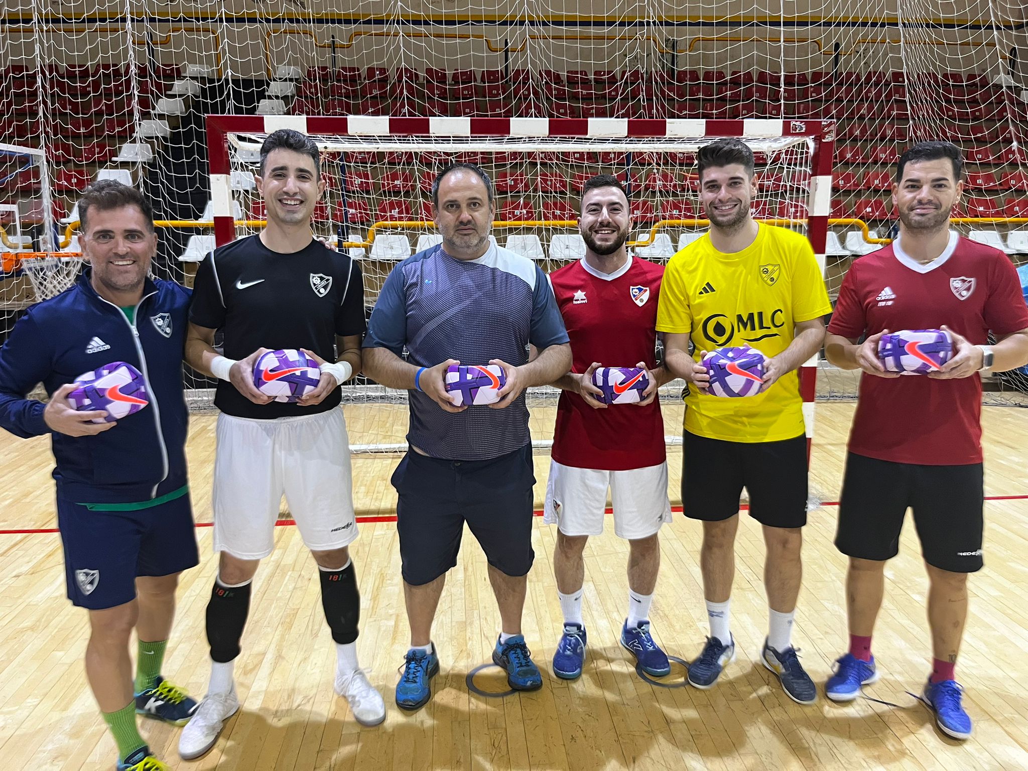 El Linares Futsal recibe material deportivo para su cantera gracias a la Asociación Magazine Digital Linares Deporte y 18 empresas locales.