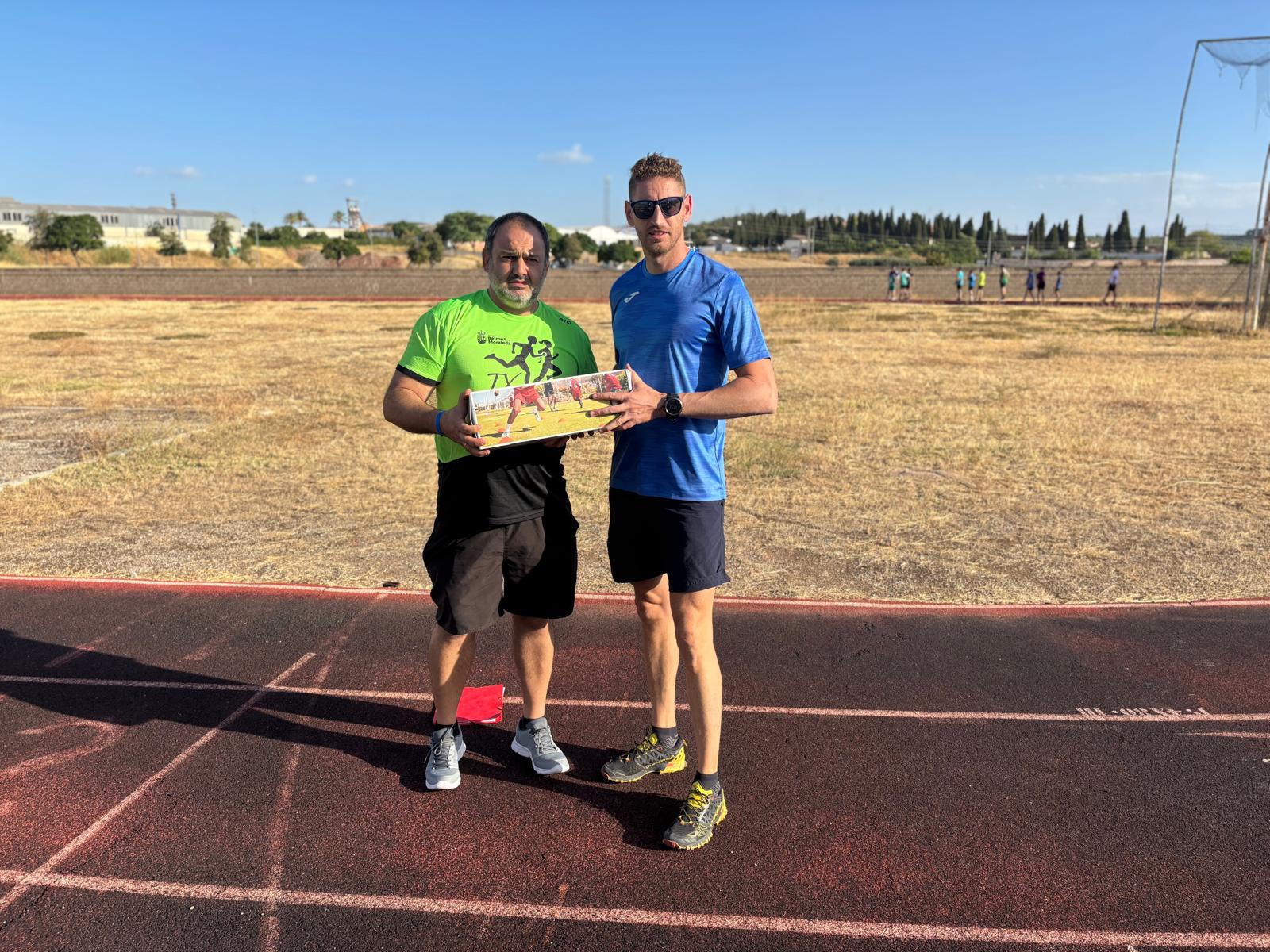 Pequeños atletas, grandes sueños: el empresariado de Linares impulsa el futuro del atletismo local