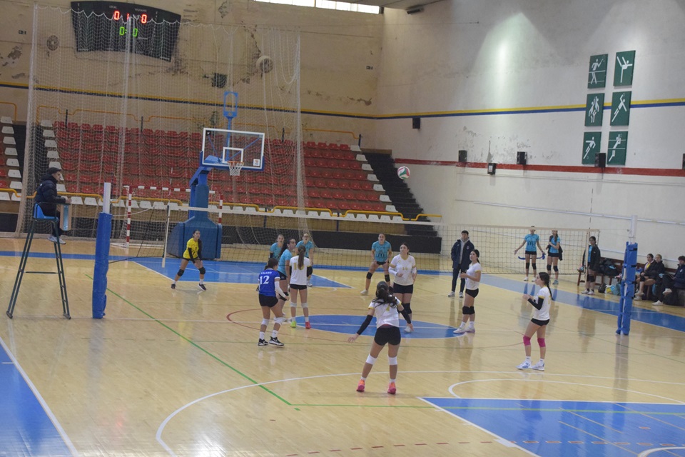 Maristas Jaén se impone en un vibrante duelo a cinco sets ante Oro Linares CV Azul (2-3)