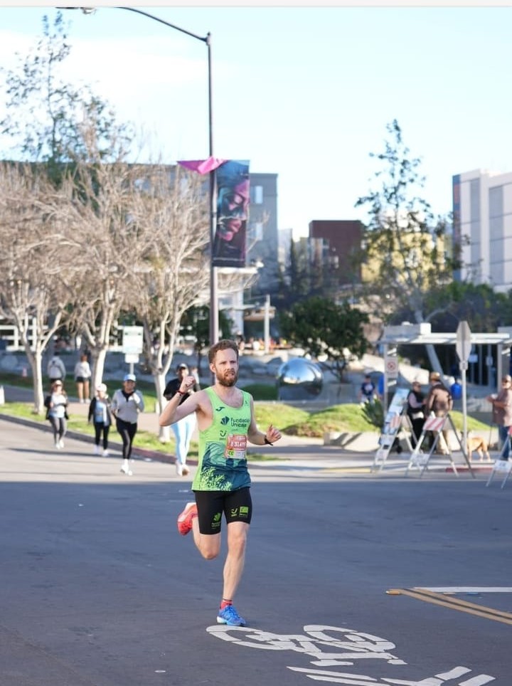 Luis Gómez se proclama campeón de los 10K en la Skechers Hot Chocolate Run de San Diego