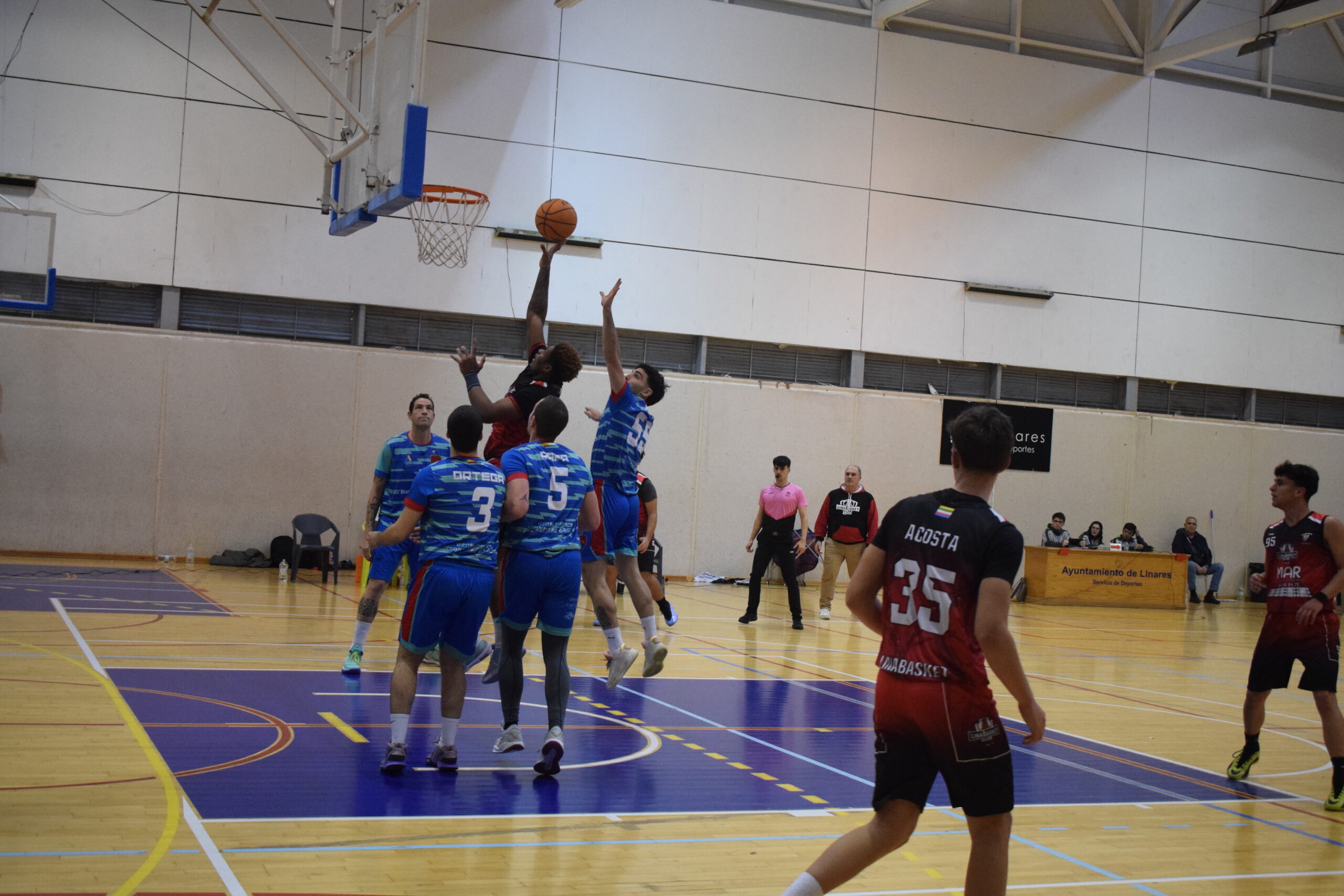 El Linabasket resiste dos cuartos, pero cae en Adra pese al brillo de Nazarin Esono