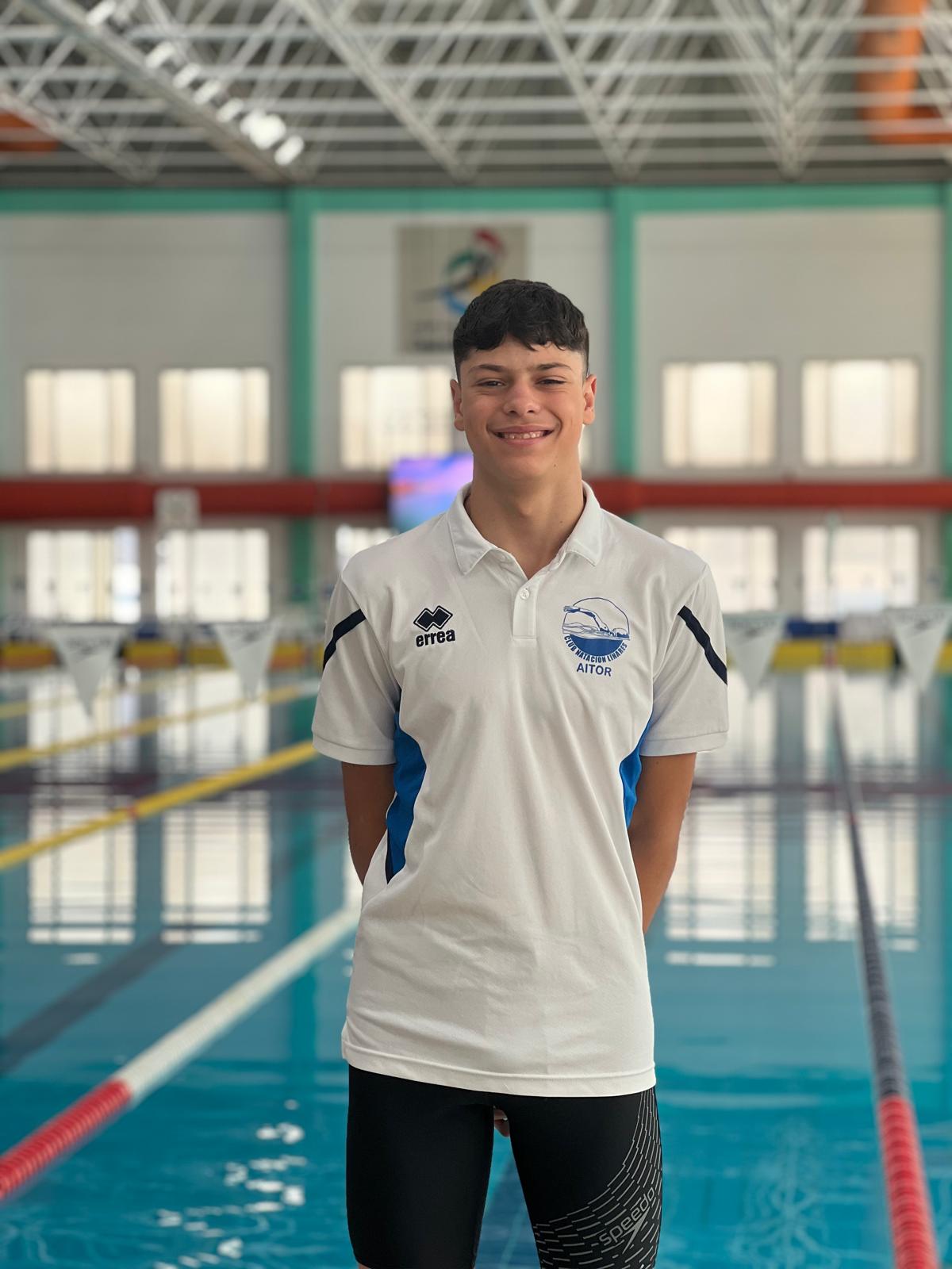 Aitor Vizcaíno brilla en España: 8º en la preliminar en los 50 espalda con 29.55