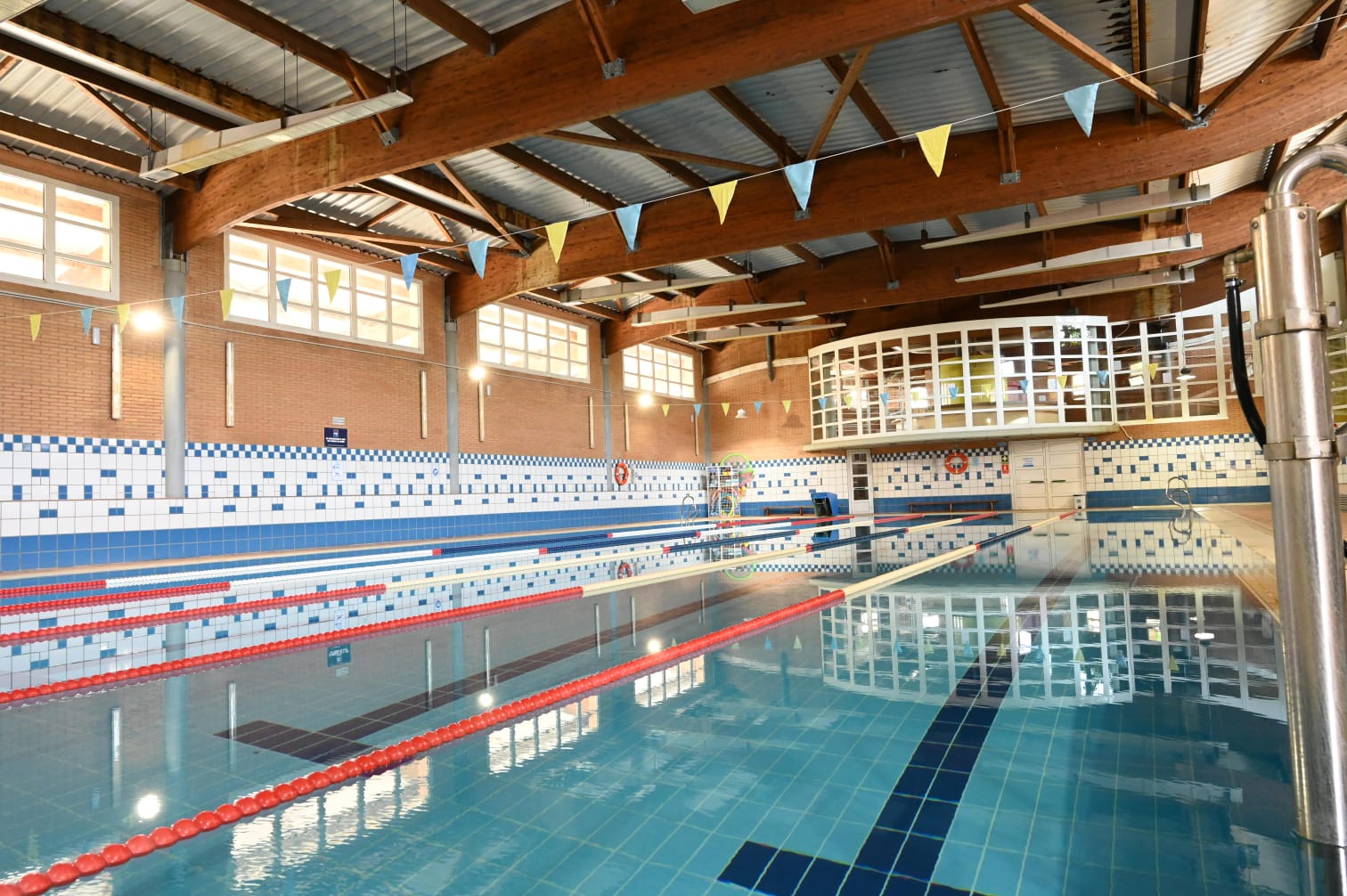 Linares reabre la Piscina Municipal Cubierta tras las obras de emergencia