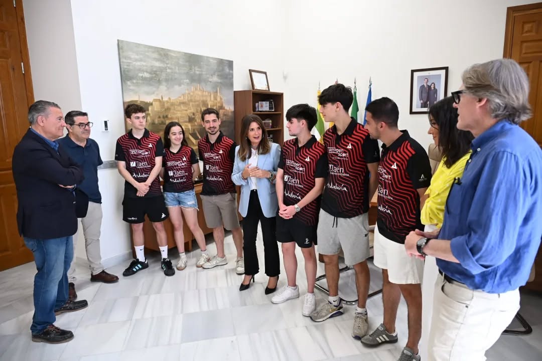 La alcaldesa recibe y felicita al Tecnigen Linares por su ascenso a Superdivisión